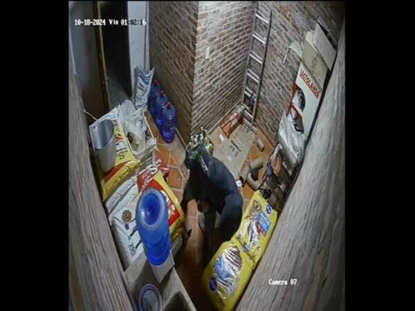 Video: ladrones rompen la pared de una panadería en Limpio para robar equipos y dinero - Policiales - ABC Color