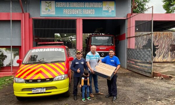 Donan cocina a bomberos de Franco