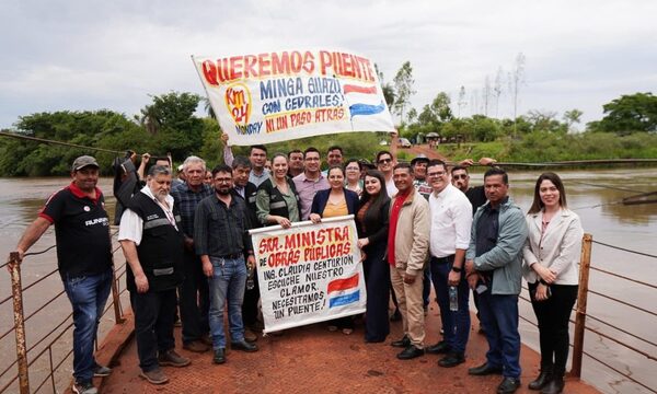 Ministra visita a vecinos que piden puente entre Minga Guazú y Cedrales