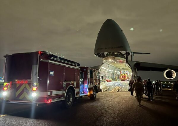 EE.UU. entrega dos camiones hidrantes y equipo de combate de incendios a las FF.AA. - ADN Digital
