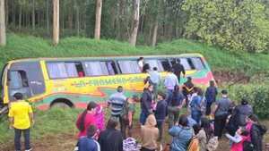 Bus con alumnos de sexto grado se despista y algunos terminan con lesiones en Alto Paraná