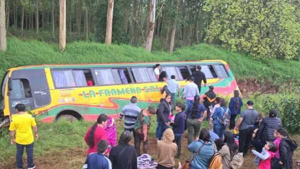 Bus con alumnos de sexto grado se despista y algunos terminan con lesiones en Alto Paraná