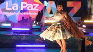 Bolivia homenajea a la emblemática chola paceña con un colorido desfile de modas