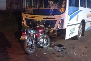 Motociclista choca contra bus que estaba estacionado