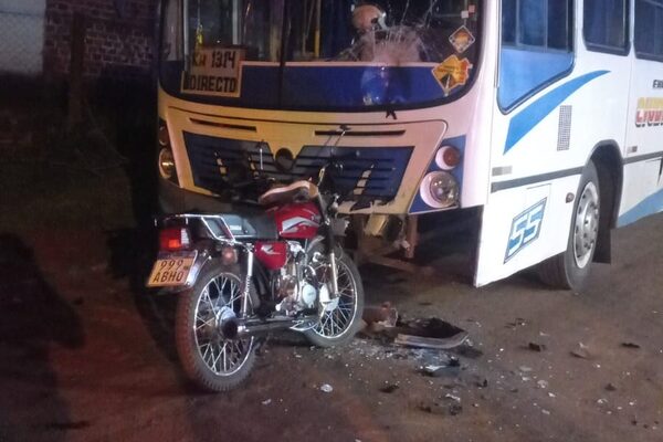 Motociclista choca contra bus que estaba estacionado