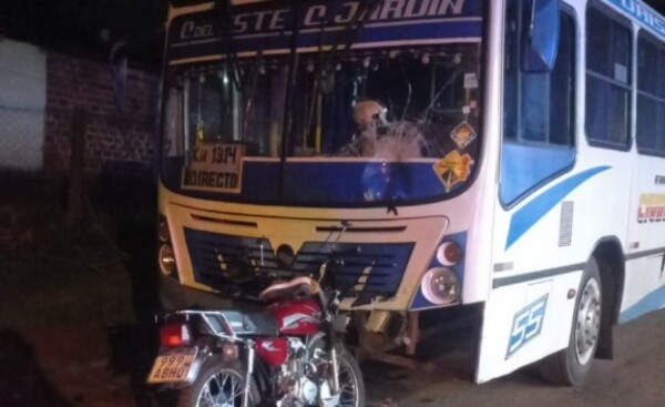 Motociclista está grave tras chocar contra un bus estacionado