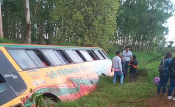 Vuelco de ómnibus sobre la ruta PY07 deja cinco heridos