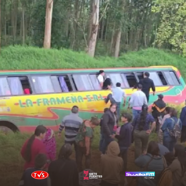 ÓMNIBUS DE VIAJE ESCOLAR SE DESPISTA EN ALTO PARANÁ DEJANDO VARIOS HERIDOS - TVS