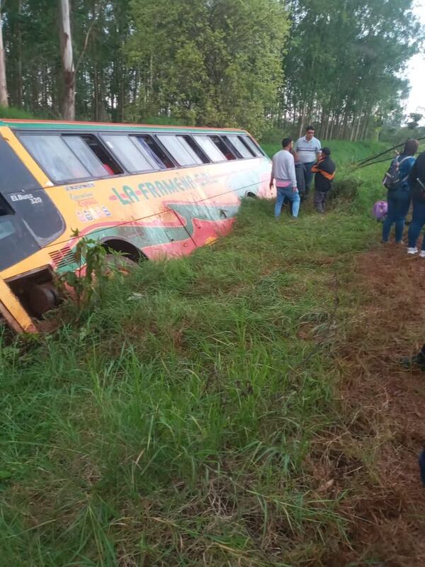 Vuelco de bus con cinco pasajeros heridos sobre la Ruta PY07 - ABC en el Este - ABC Color