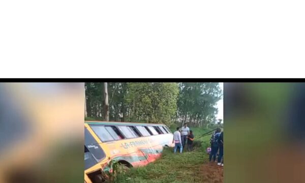 Estudiantes heridos tras vuelco de colectivo que los llevaba a Itaipú