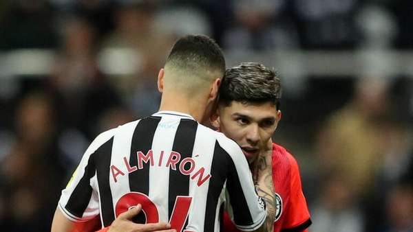 Julio Enciso le gana el duelo a Miguel Almirón