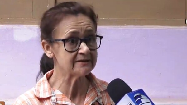 Enfermera jubilada denuncia que le descuentan parte de su salario por deuda ya cancelada
