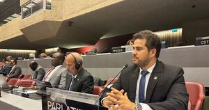 La Nación / Carlos Núñez Salinas disertó sobre desafíos globales, en cumbre legislativa