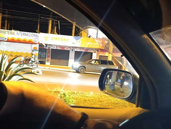 MOTOCICLISTA HUYÓ TRAS ARROLLAR A UN PEATÓN EN ENCARNACIÓN - Itapúa Noticias
