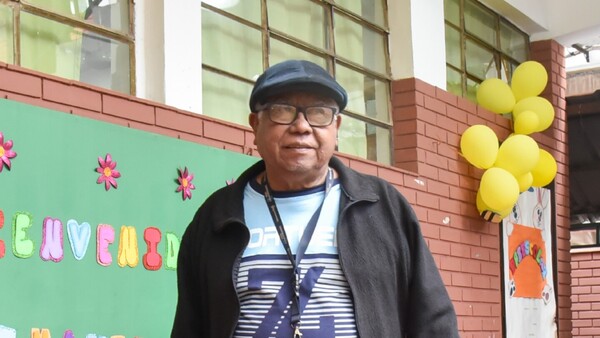 Don Silva: De ser albañil a portero más querido por niños y niñas de escuela asuncena