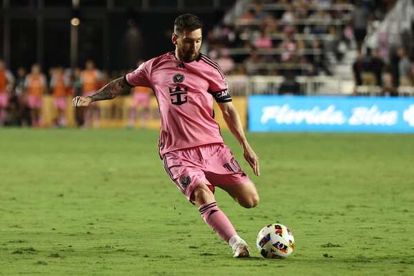 Messi marca otro triplete y el Inter Miami rompe récord de puntos de MLS - Fútbol - ABC Color