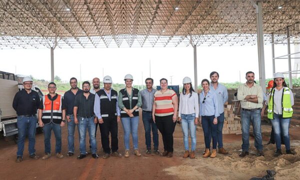 Ministra verifica avances en construcción de puente sobre el Monday