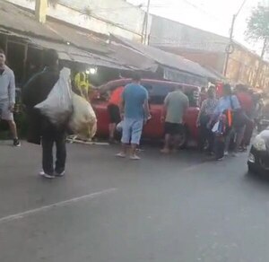 Accidente en zona de mercado: Clienta y vendedora resultaron heridas » San Lorenzo PY