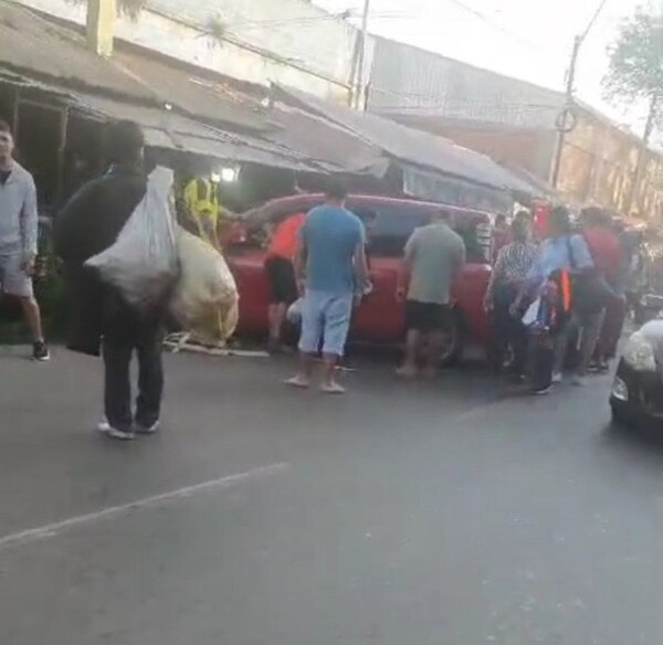 Accidente en zona de mercado: Clienta y vendedora resultaron heridas » San Lorenzo PY