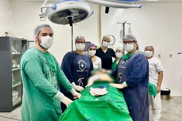 Realizan una exitosa cirugía de colectomía por cáncer de colon - trece