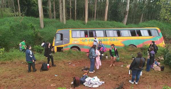 La Nación / Vuelco de bus de excursión escolar resultó en 5 pasajeros heridos