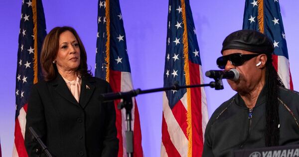 La Nación / Kamala Harris cumple 60 años, preocupada por la edad de Trump