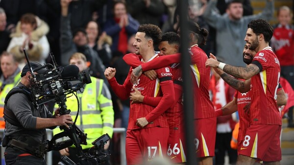 Liverpool se sostiene en el liderato de la Premier League