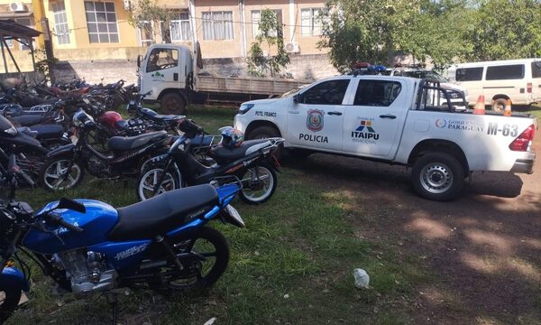 Sacan de circulación a motociclistas que no tenían documentación alguna