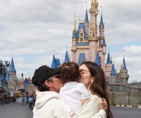 (GALERIA). Marc Anthony y Nadia Ferreira llevan a su Marquito a conocer Disney World