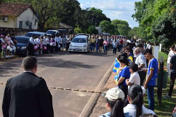 Con dolor despiden a joven estudiante en Santiago, Misiones - Nacionales - ABC Color
