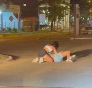 Pelea de mujeres en plena Avda. Pinedo genera indignación
