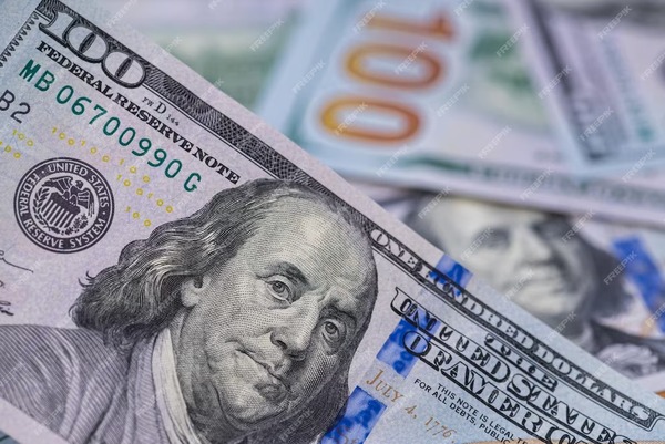 Agentes económicos esperan que el dólar se ubique por debajo de G. 7800 al cierre del año - MarketData