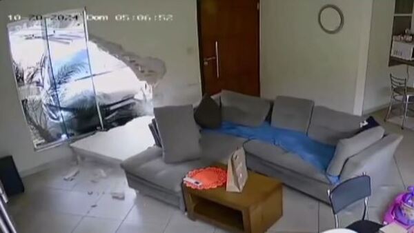 Chocó contra una casa y terminó dentro de la sala