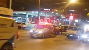 Video: Motociclista muere al chocar por un auto sobre la avenida República Argentina