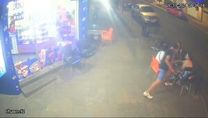 Roban celular a joven en heladería de Encarnación