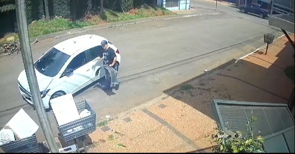 Conductor derribó parte de una vivienda y se dio a la fuga - trece
