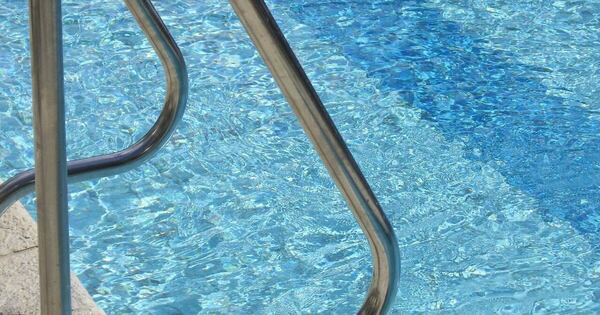 La Nación / Niña de 5 años murió ahogada al caer accidentalmente a una piscina en Luque
