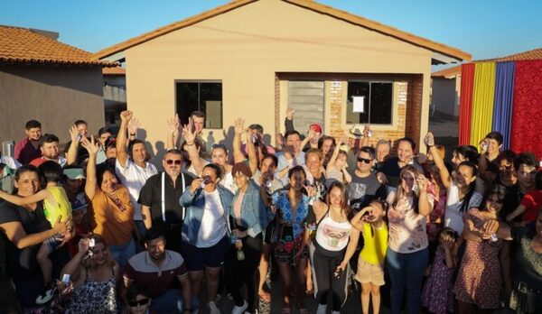 Gobierno entrega 50 viviendas a familias en Encarnación