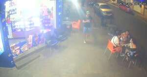 Video: le pidió permiso para despojarla de su celular cuando estaba en una heladería - Policiales - ABC Color