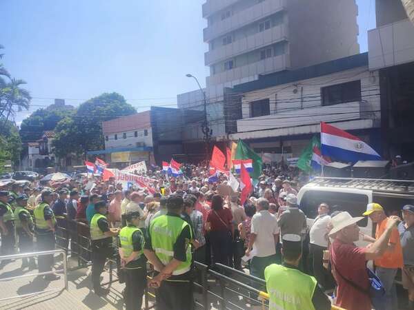 IPS: jubilados se movilizan exigiendo que el dinero sea utilizado en beneficio de los aportantes - Nacionales - ABC Color