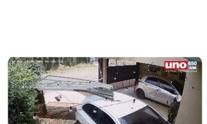 (VIDEO)Tatacho atropelló vivienda ajena, tiró su latita de chevecha y se rajó