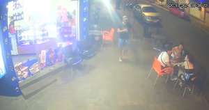 Delincuente le pidió permiso para despojarla de su celular cuando estaba en una heladería - Noticiero Paraguay