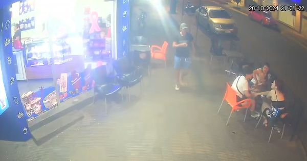 Delincuente le pidió permiso para despojarla de su celular cuando estaba en una heladería - Noticiero Paraguay