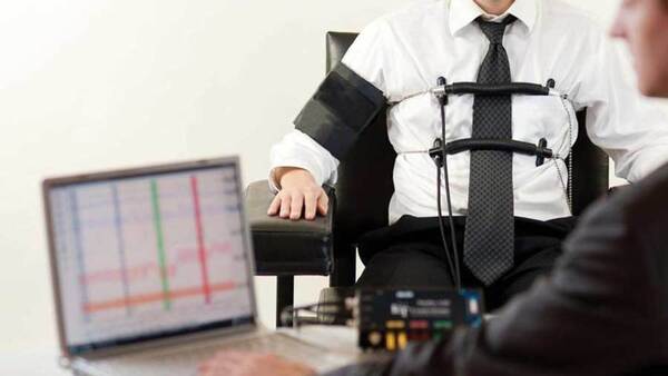Patrones controlan celus y usan cámaras en los baños