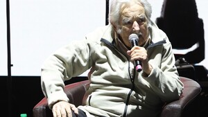 Pepe Mujica reaparece en acto de cierre de campaña: "Hay que trabajar por la esperanza"