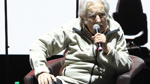 Pepe Mujica reaparece en acto de cierre de campaña: "Hay que trabajar por la esperanza"