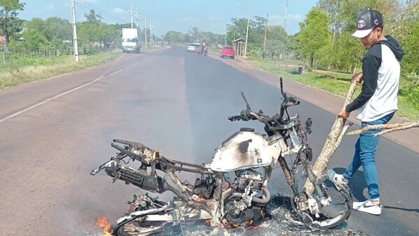 Chocó contra una cabra, cayó a la ruta y su moto se incendió en Concepción