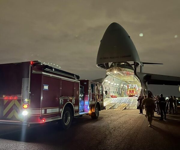 EE.UU. entrega camiones de bomberos y equipos de protección a Paraguay