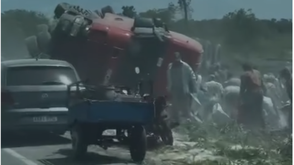 Video: Camión volcó y saquearon la carga de cemento que transportaba