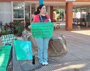 Encarnación: víctima de supuesto “carneo” de su vehículo en el taller municipal, se encadenó frente a la Municipalidad - Nacionales - ABC Color